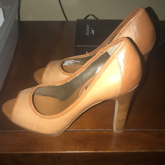 Banana republic heels - Picture 2 of 6